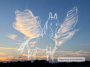 Ein gezeichneter Pegasus, der mit einer weißen Linie über einen Sonnenuntergangshimmel skizziert wurde. Die Wolken sind in warmen Orangetönen gefärbt, die den Flügeln des Pegasus ähneln.