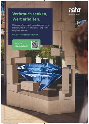 Ein Poster zeigt eine 3D-Optische Täuschung eines großen blauen Diamanten, der in eine Wand aus quadratischen Blöcken eingebettet ist. Eine Person ist von hinten sichtbar, wie sie die Kunst betrachtet. Der Text lautet: 'Verbrauch senken, Wert erhalten. Mit unseren Technologien zum Energiesparen machen wir Gebäude effizienter – und damit langfristig wertvoll. Wir geben Häusern eine Zukunft. Mehr auf ista.de/zukunft.' Das ista-Logo mit dem Slogan 'Switch to Smart' ist sichtbar.